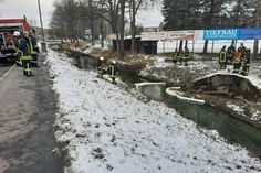 Von der Feuerwehr errichtete Ölsperren in der Polenz.  Foto: Rocci Klein