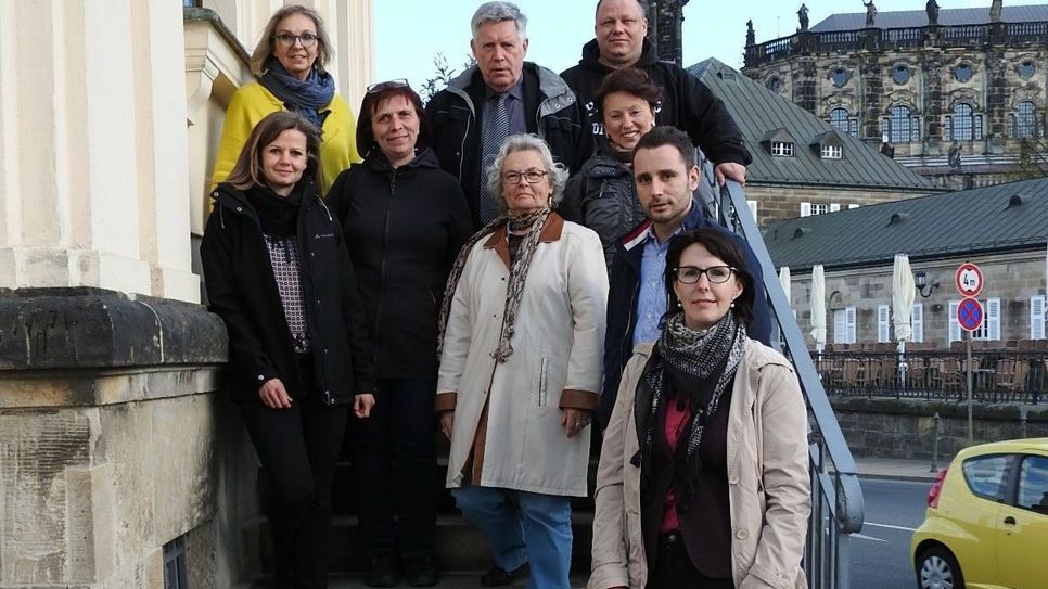 Die WochenKurier-Verlagsleiter Sina Häse und Torsten Berge (li. und re.) mit den Titelträgern Alexander Siebecke und Annett Sebastian (mitte). Foto: Büttner