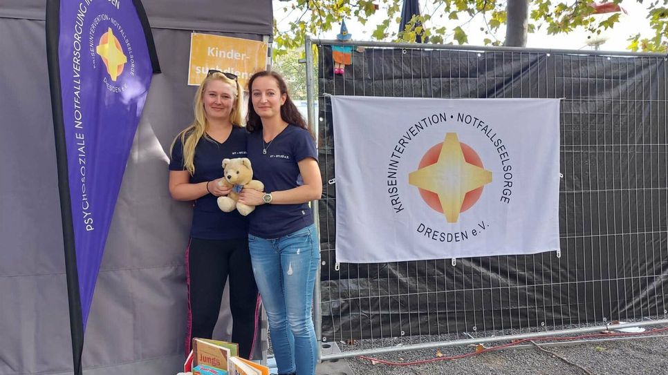 Vanessa Ott (links) mit Susann Dietze beim Einsatz als Kindersuchdienst während des Stadtfestes.