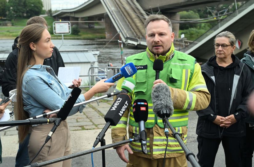 Michael Klahre, Pressesprecher der Dresdner Feuerwehr, berichtet, wie die Kameraden den Brückeneinsturz erlebten.