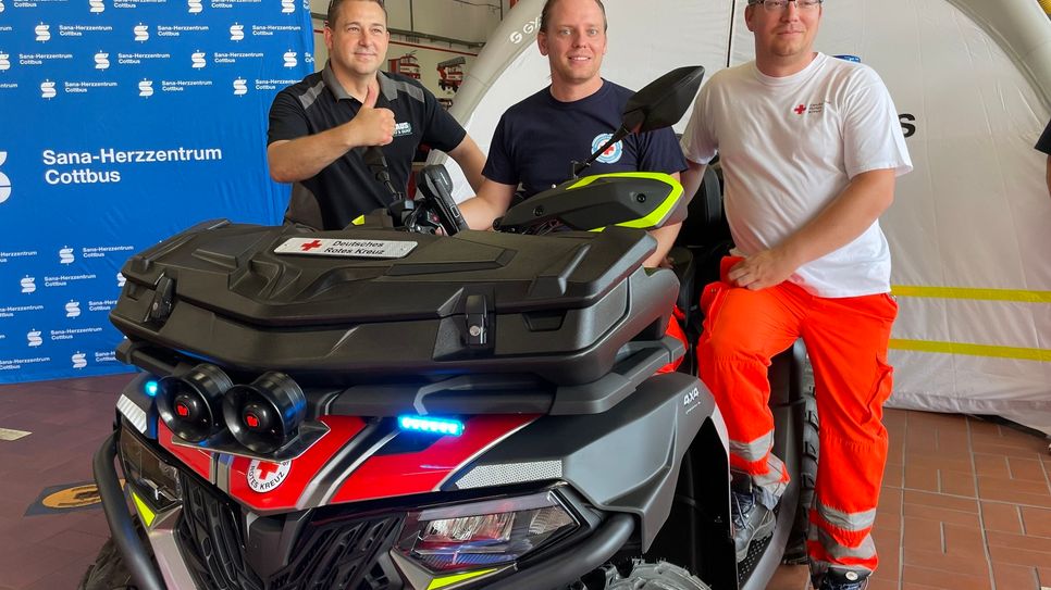 Steffen Claus, Inhaber Quad-Team-Lausitz, und Frank Brosius und Jan Bauer vom DRK (v.l.n.r.) bei der Übergabe des neuen Quads.