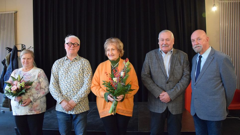 Nach der Ehrung steht Evelin Graf in der Mitte, umrahmt von den Mitnominierten Barbara Burek, Bernd Wiesner und Karl-Heinz Markgraf sowie dem Träger der Ehrennadel Karl-Heinz Seitz (v.l.).