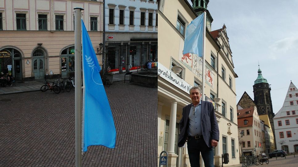 Pirnas Oberbürgermeister Tim Lochner lässt die Friedensfahne vor dem Rathaus hissen.