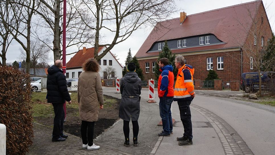 Bauabnahme vom Planungsbüro BM Ingenieure, Bauamt und Bauunternehmen Matthäi am Beginn des Weges auf Höhe der Kita.