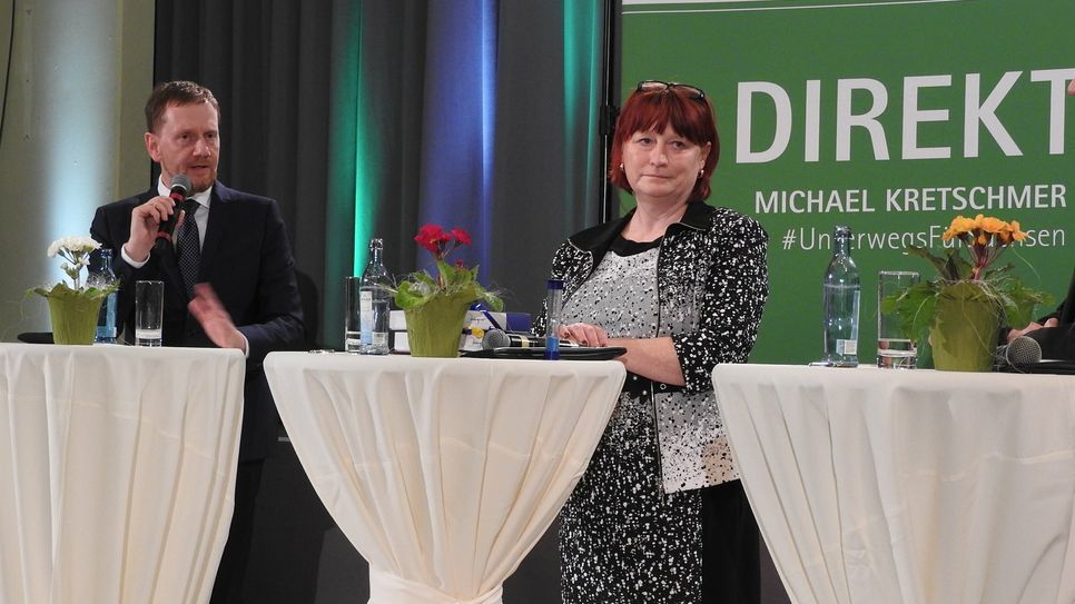 Ministerpräsident Michael Kretschmer (li.) lud zu einem Bürgerdialog nach 
Dippoldiswalde ein, der von der Oberbürgermeisterin Kerstin Körner (re.) moderiert 
worden ist.