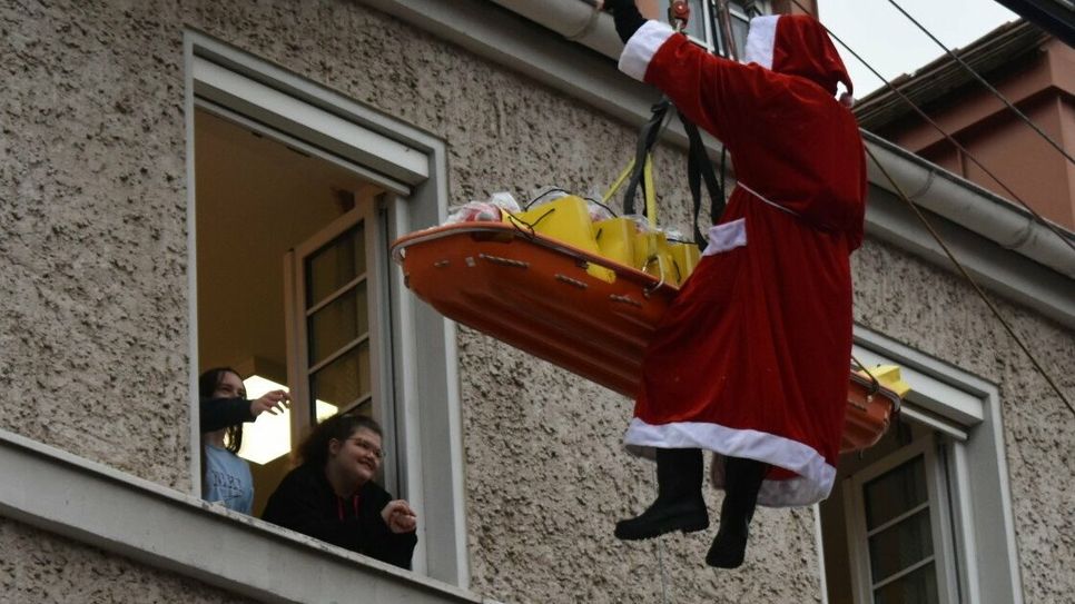 Wenn der Nikolaus an der Drehleiter einschwebt, steckt nicht nur Jux dahinter.