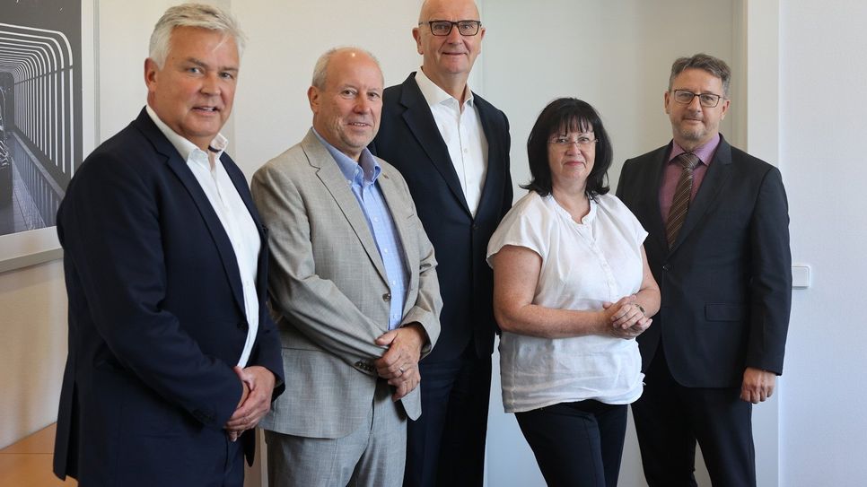 Der Lausitzbeauftragte Klaus Freytag (l.) und Ministerpräsident Dietmar Woidke (m.) begrüßten Fred Mahro, Christine Herntier und Ralf Brehmer zum Gespräch in Potsdam.