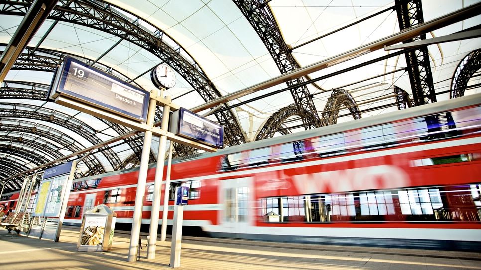 S-Bahn im Hauptbahnhof Dresden.