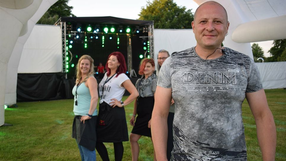 Roberto Weiß von "Hangar 01" und sein Team stehen in den Vorbereitungen für drei Partynächte im Freibad Burkau und Schmölln.