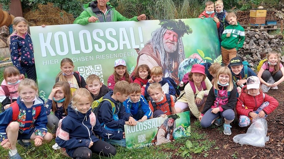 Begeisterte Kinder weihen beim Verein LebNatEne e.V. in der puren Natur das neue Vereinsschild ein.