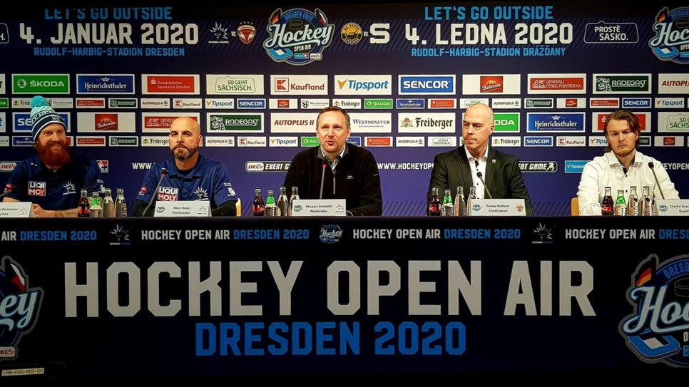 v.l. Thomas Pielmeier (Kapitän Dresdner Eislöwen, Rico Rossi (Trainer Dresdner Eislöwen), Marcus Schmidt (Stadionsprecher Dresdner Eislöwen), Corey Neilson (Trainer Lausitzer Füchse) und Clarke Breitkreuz (Kapitän Lausitzer Füchse) / Foto: Büttner