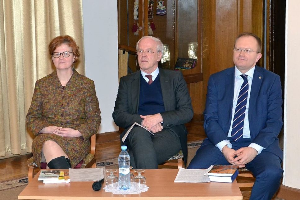 Heike Sabel mit Botschafter Peter Dettmar und Aliaksei Zhbanau (v. li.) bei der Lesung