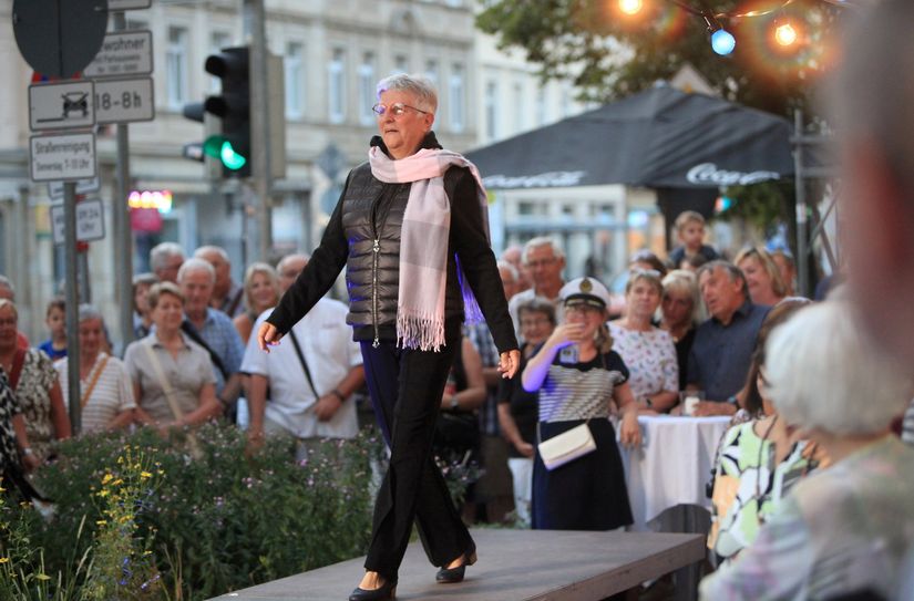 Modenschau bei Laufsteg-Moden auf der Breiten Straße.