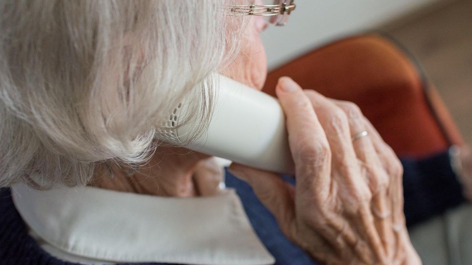 Leider werden vermehrt Senioren Opfer von Telefonbetrug.