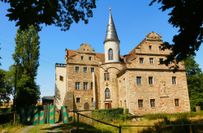 Das Wasserschloss vor der restaurierung der Außenhaut und des Daches - noch ohne Sandstein Obeliske.