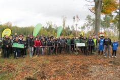 Weit über 50 Sportlerinnen und Sportler beteiligten sich an der Pflanzaktion bei Lichtenberg.Foto: Matthias Stark