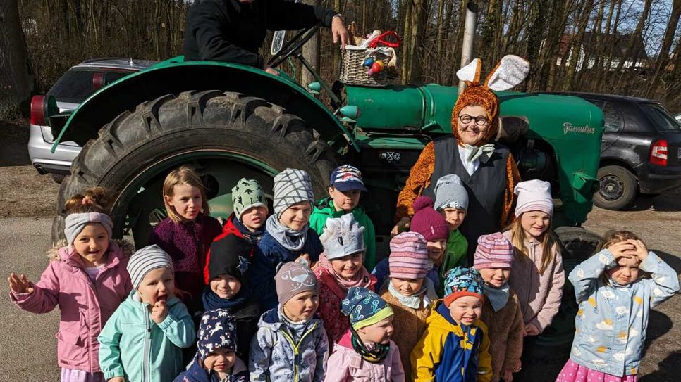 In der Kita Groß Luja des Albert-Schweitzer-Familienwerks Brandenburg kam der Osterhase in diesem Jahr mit dem Traktor.