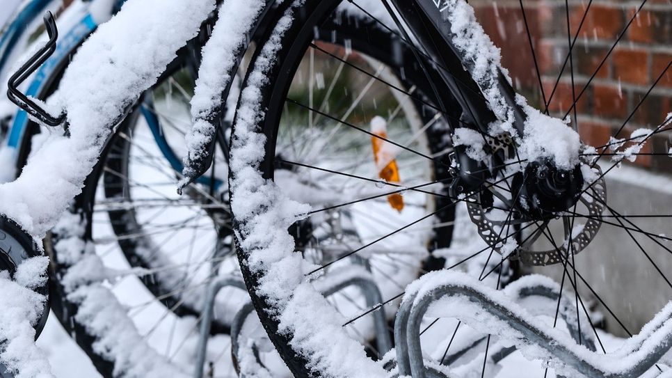 Gerade in der aktuellen Jahreszeit müssen Radfahrer besonders auf die richtige Sichtbarkeit achten.