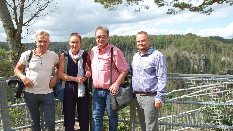 Möglicher Startpunkt der Hängebrücke mit Initiatoren und Unterstützern (v.l.): Thomas Türpe, Hanka Owsian, Günter Eberhardt und Alexander Nassal.