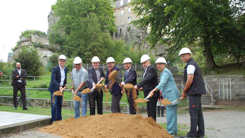 Erster Spatenstich auf Burg Hohnstein (v.l.): Marco Hereth (STEG), Thomas Vetter (ARGE Burg Hohnstein), Fabian Funke (MdB, SPD), Daniel Brade (Bürgermeister), Michael Kretschmer (Ministerpräsident), Michael Geisler (Landrat), Ines Kummer (MdL, Grüne) und Andreas Graf (G.R.G. Bausanierung).