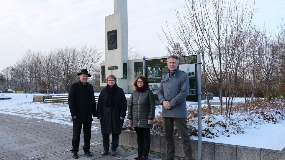 Bürgermeister Fred Mahro, Dr. Maria Nooke, Susanne Kschenka und Dr. Peter Ulrich Weiß (alle LAkD) bei der Vorstellung der neuen Infotafel.