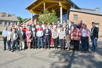 Die Abgeordneten des Kreistages Elbe-Elster kamen am Ende der Wahlperiode 2019-2024 noch einmal zum gemeinsamen Gruppenfoto vor ihrem regelmäßigen Tagungsort, dem »Haus des Gastes« in Falkenberg, zusammen.
 Foto: Pressestelle Kreisverwaltung