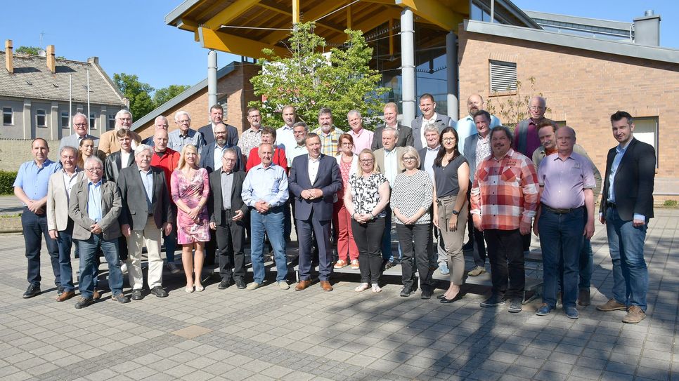 Die Abgeordneten des Kreistages Elbe-Elster kamen am Ende der Wahlperiode 2019-2024 noch einmal zum gemeinsamen Gruppenfoto vor ihrem regelmäßigen Tagungsort, dem »Haus des Gastes« in Falkenberg, zusammen.
 Foto: Pressestelle Kreisverwaltung