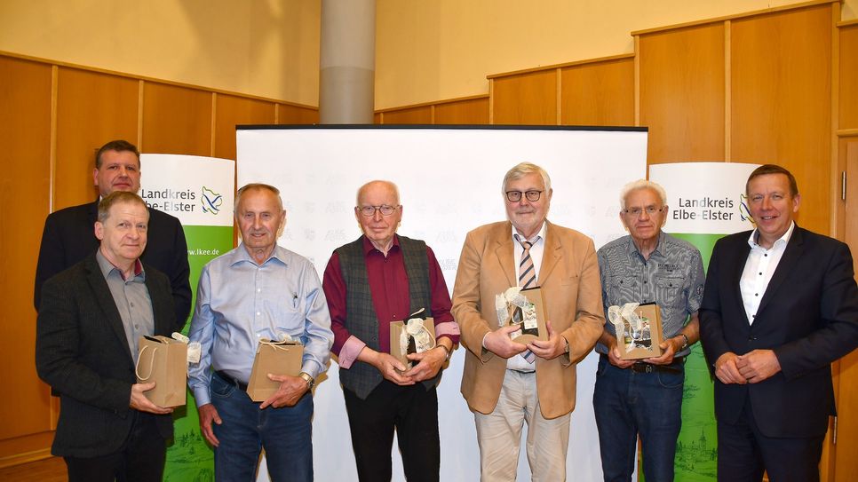 Kreistagsvorsitzender Thomas Lehmann (links hinten) und Landrat Christian Jaschinski (r.) bedankten sich im Namen des Kreistages bei den ausscheidenden Kreistagsmitgliedern Bernd Heinke, Waldemar Bartzsch, Ernst Hampicke, Ulrich Hartenstein und Harald Lax (v.l.n.r.). Foto: Pressestelle Kreisverwaltung