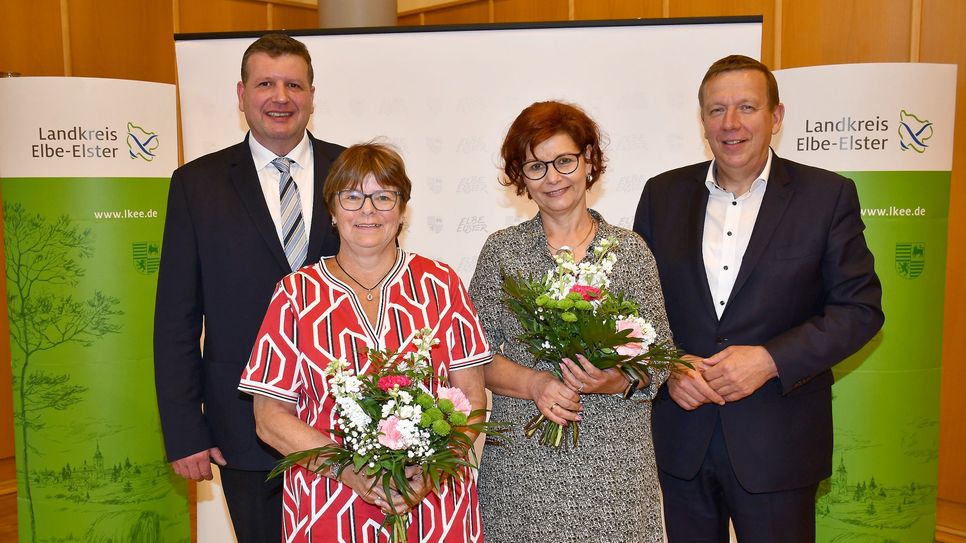 Andrea Emisch-Marczykowski (2.v.r.) tritt am 1. Juli 2024 die Nachfolge von Ute Miething (2.v.l.) als Gleichstellungsbeauftragte des Landkreises an. Kreistagsvorsitzender Thomas Lehmann (l.) und Landrat Christian Jaschinski (r.) wünschten ihr dafür viel Erfolg und dankten Ute Miething für ihre geleistete erfolgreiche Arbeit. Pressestelle Kreisverwaltung