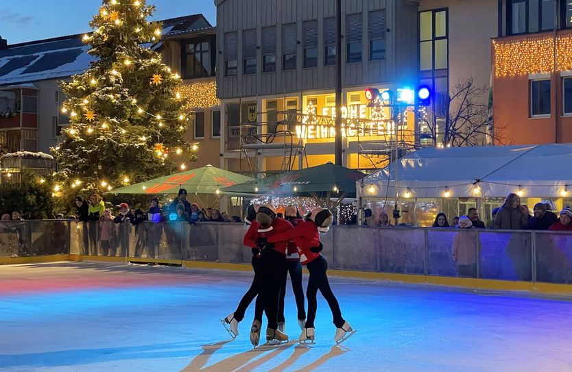 Zur Eröffnung der Eisbahn auf dem Markt in Lübben gab es im vergangenen Jahr eine Eislaufvorführung des SCC Eiskunstlauf Sport-Club Charlottenburg e.V..