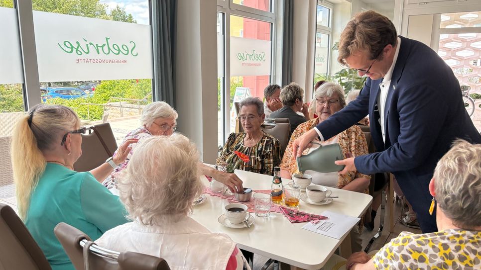 Bürgermeister Andreas Pfeiffer als Kaffee-Kavalier, dann nehmen die Senioren den Bürgermeister mit vielen Fragen und Wünschen in die Zange.