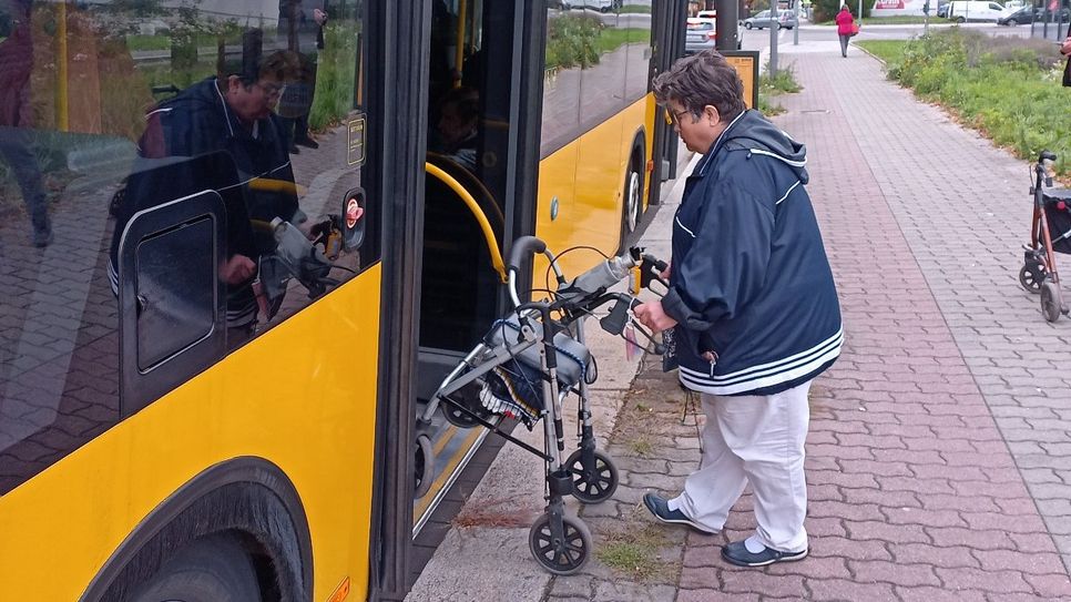 Sich sicher mit dem Rollator im Verkehr zu bewegen ist keine Selbstverständlichkeit.