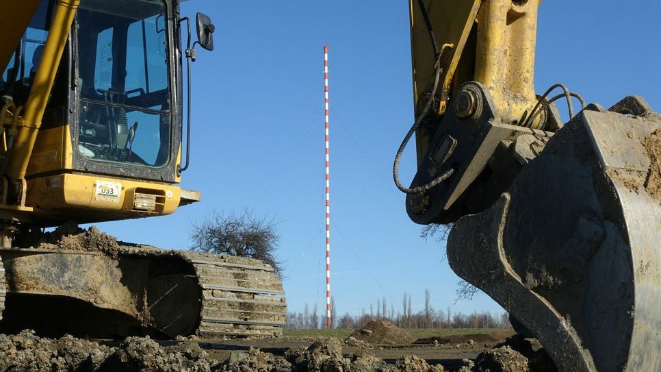 Der Eigentümer will den Sendemast dieses Jahr noch abreißen. Foto: Schramm