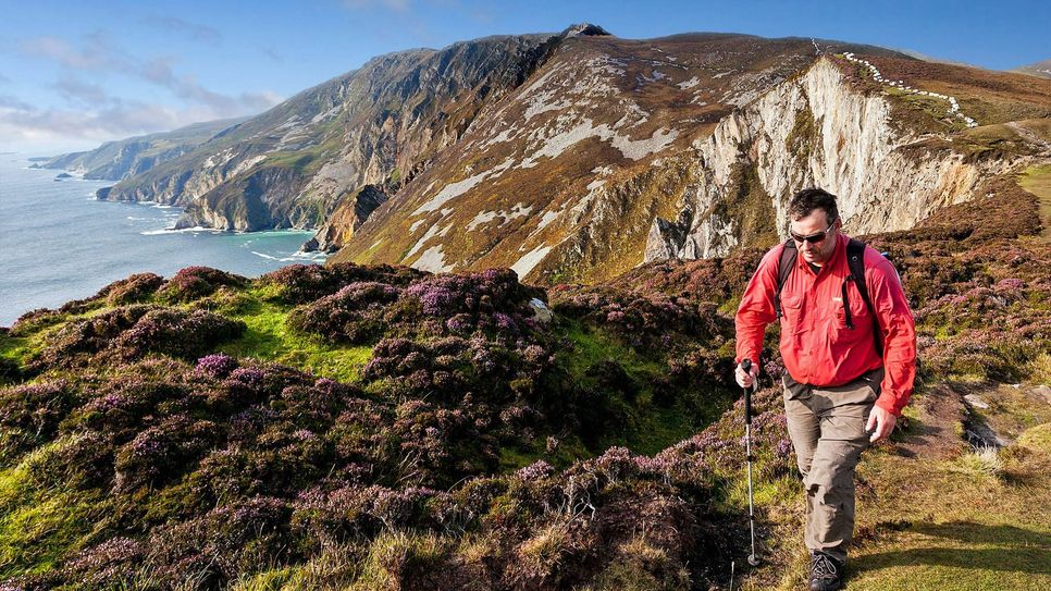 Wanderung durch die Klippen von Slieve League im Westen der irischen Grafschaft Donegal am Atlantischen Ozean. Foto: Sandra Butscheike