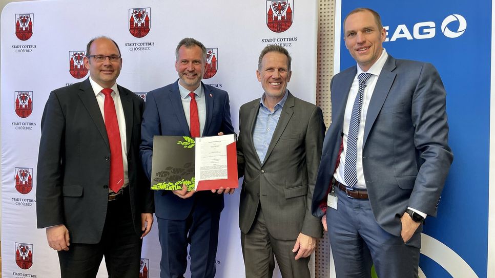 Präsentierten gemeinsam das Pilotprojekt Wasserstoff-Tankstelle - v.l.n.r. Cottbusverkehr-Chef Ralf Thalmann, Oberbürgermeister Tobias Schick, LEAG-Vorstandsvorsitzender Thorsten Kramer, LEAG-Vorstand Produktion Dr. Phillipp Nellessen.