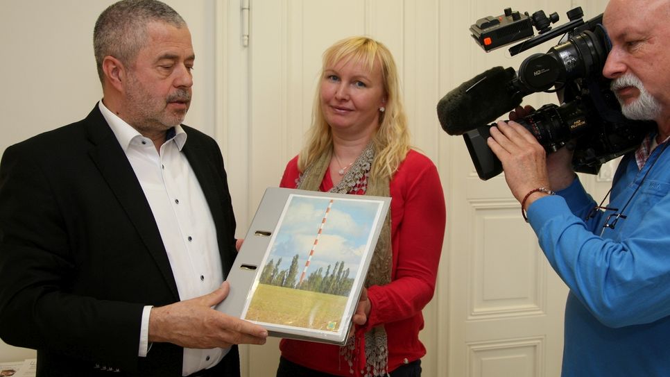 Sabine Neumann (Initiatorin der Online Petition zum Erhalt vom Funkturm in der Stadt Wilsdruff) und Landrat Michael Geisler. Foto: Daniel Förster