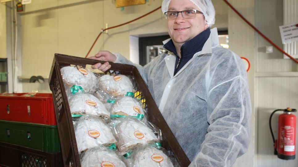 Frank Grübe, Vorstandsvorsitzender Tafel Oberlausitz, mit einer Kiste der gespendeten Stollen. Bei der Oberlausitzer Tafel werden die Christstollen bei drei Weihnachtsfeiern in Zittau, Löbau und Niesky serviert. Foto: Keil