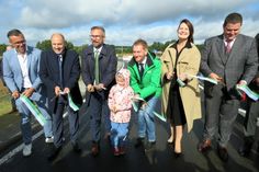 Der Erste Beigeordnete des Landkreises Bautzen, Jörg Szewczyk, der Bürgermeister der Gemeinde Lichtenberg, Thomas Wuttke, Verkehrsminister Martin Dulig, Ministerpräsident Michael Kretschmer, die Präsidentin des Landesamtes für Straßenbau und Verkehr, Dr. Saskia Tietje, und der Radeberger Oberbürgermeister Frank Höhme haben die junge Generation in ihre Mitte genommen und eröffnen gemeinsam die Ortsumgehungsstraße bei Leppersdorf. Foto: Matthias Stark