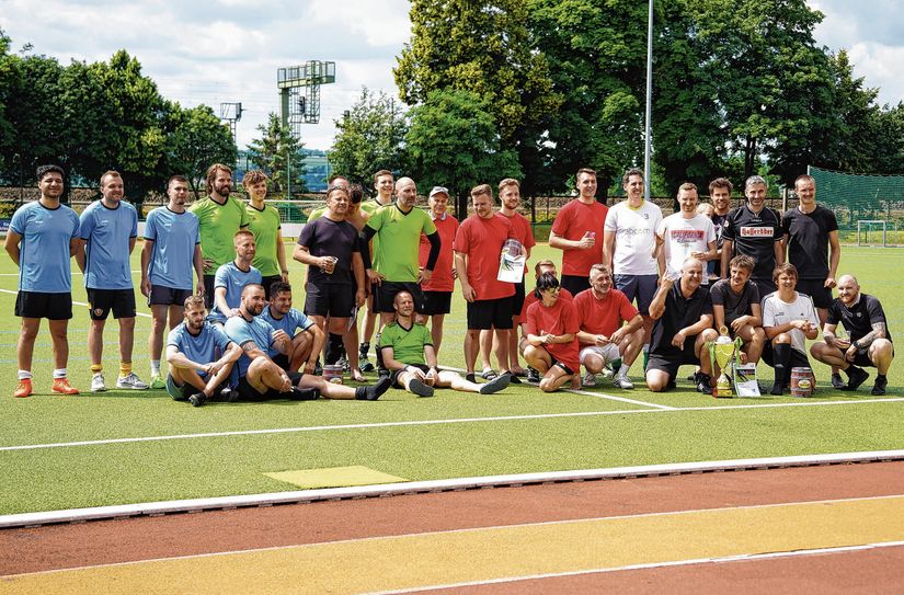 Die Kicker vom Dienst: Das Mannschaftsbild von 2023 mit den Teilnehmern der Elblandkliniken am »Blaulichtcup«