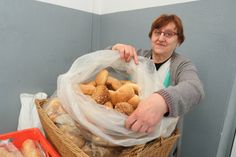 Gerlinde Lorenz gehört zu den Mitarbeiterinnen der Tafel, die donnerstags im Mehrgenerationenhaus für einen Obolus Lebensmittel an hilfsbedürftige Menschen weitergeben.