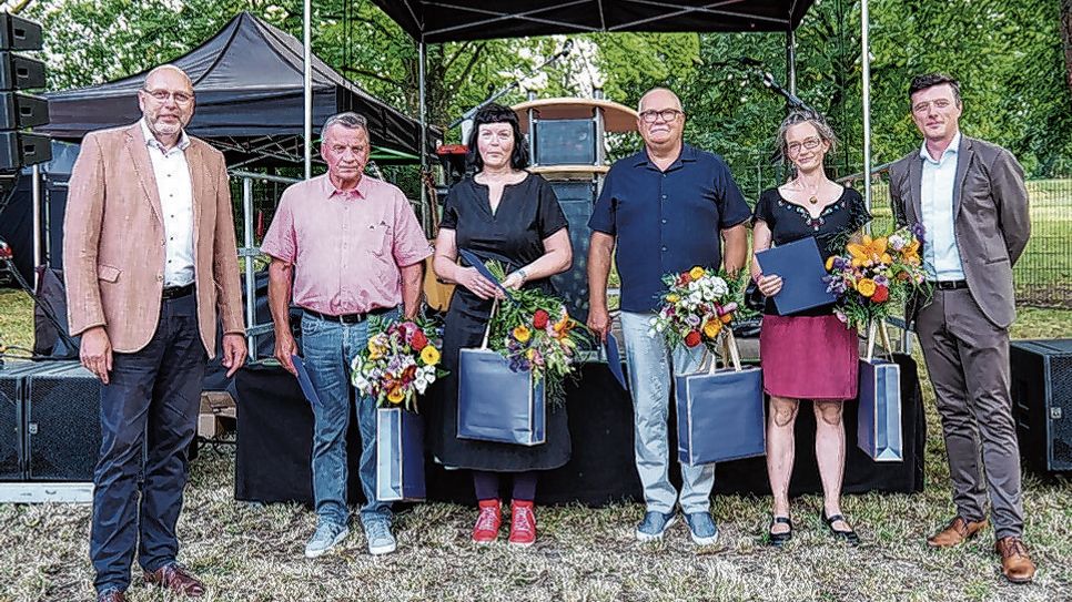 OB Olaf Raschke gemeinsam mit den diesjährigen Preisträgern des Ehrenpreises der Stadt Meißen Olaf Knofe, Katrin Markert, Wolfgang Röhr, Maria Fagerlund sowie Meißens Bürgermeister Markus Renner (v.l.).