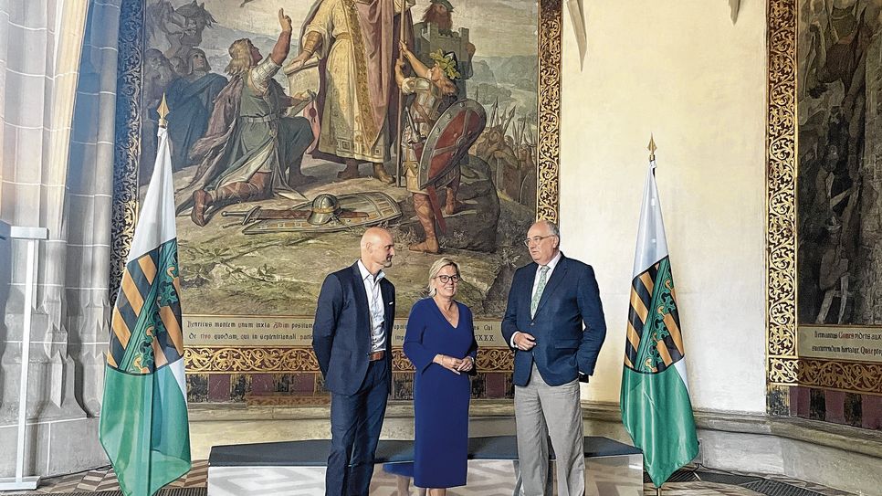 Symbolisch wirksam haben sich  Sachsens Kultur- und Tourismusministerin Barbara Klepsch (m.), Dr. Christian Striefler, Geschäftsführer der Staatlichen Schlösser, Burgen und Gärten Sachsens gGmbH (r.) und Dr. Dirk Welich, Bereichsleiter Museen der SBG vor dem Gemälde »Die Gründung der Burg Meißen durch Heinrich I. im Jahr 929« von Anton Dietrich: Heinrich der 1. übergibt die Urkunde zur Übernahme des Burgberges und zum Bau einer Burg, zusammengefunden, um die Vorbereitungen der Landesausstellung 2029 offiziell zu starten.