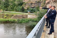 Oberbürgermeister Karsten Vogt und Markus Bergander, Leiter der Feuerwehr Bautzen, bei der Bewertung des Spreepegels unterhalb Wasserkunst.