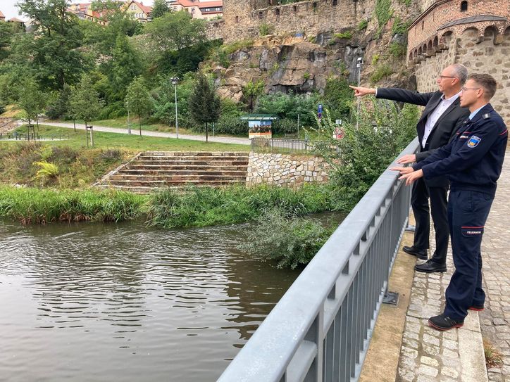 Oberbürgermeister Karsten Vogt und Markus Bergander, Leiter der Feuerwehr Bautzen, bei der Bewertung des Spreepegels unterhalb Wasserkunst.