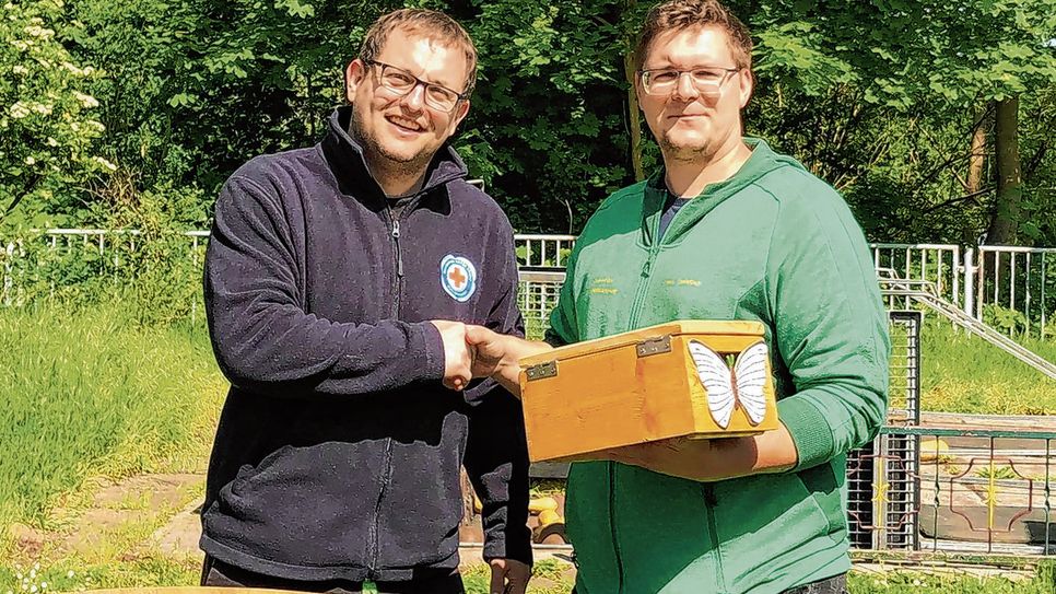 Spendenübergabe für 15 Schwimmlernplätze.