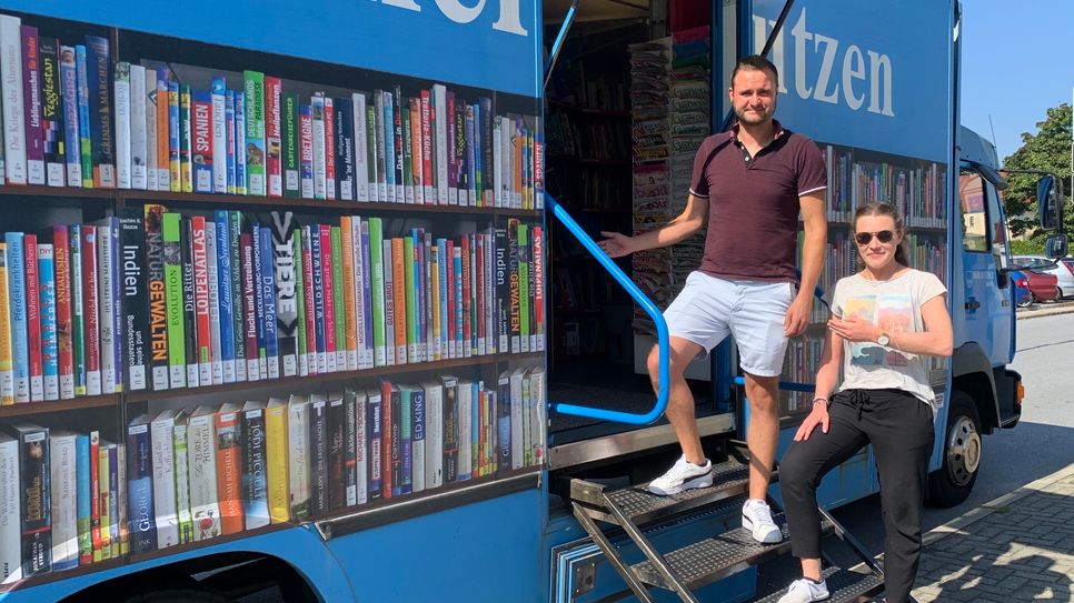 Bibliotheks-Mitarbeiter Thomas Richter und Auszubildende Lara Erler heißen die Gäste im Bautzener Bücherbus willkommen.