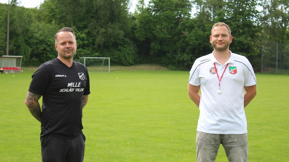 Ronny Seibt (links), Übungsleiter bei den Kickergirls, und Lars Haupt, Projektleiter MINT-Sportler und Übungsleiter G-Junioren, vom SV Ludwigsdorf 48. Foto: T. Keil