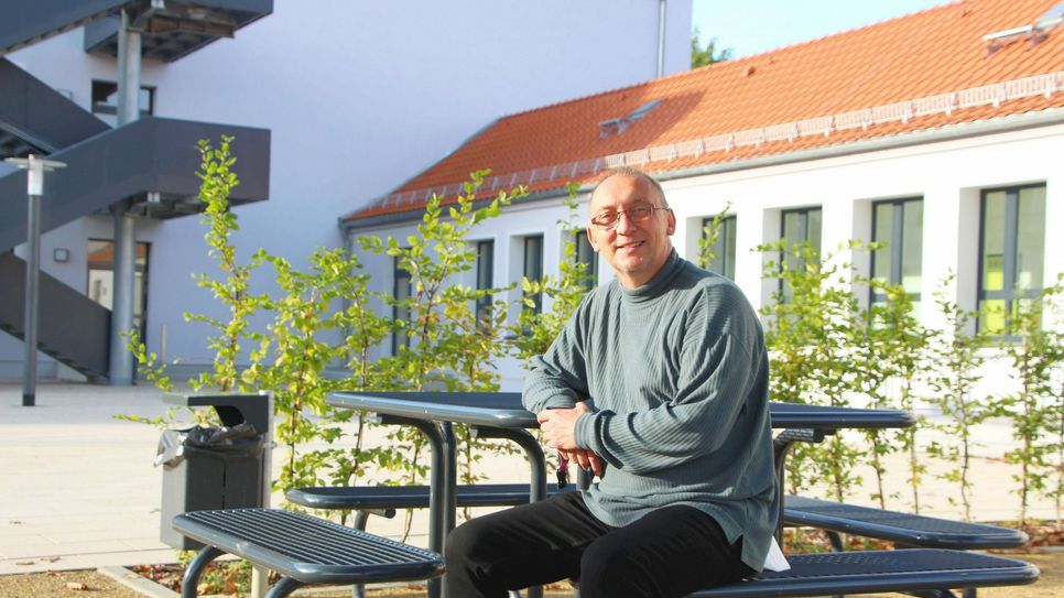 Im »Grünen Klassenzimmer« am Schulhof kann auch Schulleiter Jürgen Gläsel mal entspannen und frische Luft schnappen. Foto: Farrar