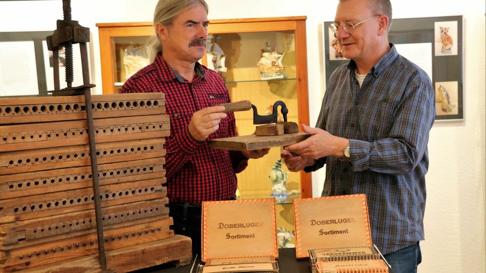 Gemeinsam mit Museumsleiter Dr. Hanslok präsentiert Frank Mende Werkzeug. Foto: Weser