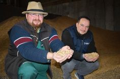 Landwirt Matthias Rebisch (links) und Düngeberater Jan Hentschel von Timac Agro achten penibel darauf, in welchen Mengen auf den Feldern gedüngt wird. Foto: Sandro Paufler